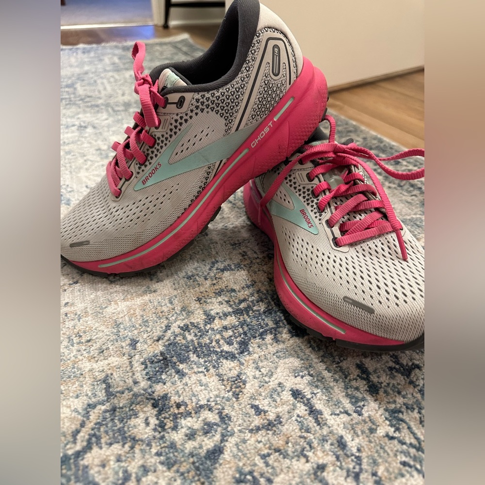 LIGHTLY WORN Brooks Sneakers Size 7.5!